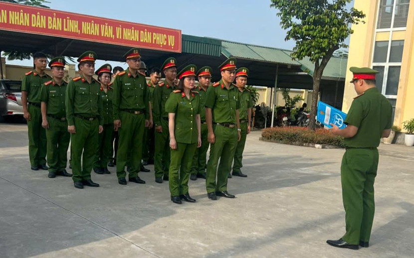 Trưởng Công an xã Đại Xuyên dặn dò, giao nhiệm vụ trước mỗi buổi tuần tra