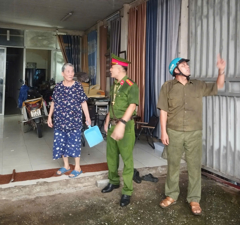 Công an xã Đại Xuyên nhắc nhở người dân phương án gia cố tránh bão Công an xã Đại Xuyên nhắc nhở người dân phương án gia cố tránh bão