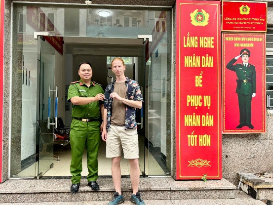 Anh ADAM FALDUS nhận lại tài sản tại Công an phường Tương Mai
