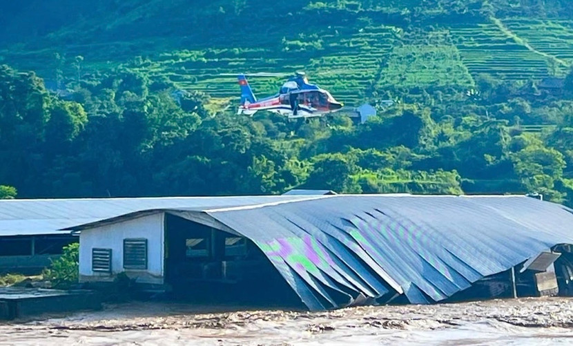 Trực thăng giải cứu người dân ở khu vực bị cô lập