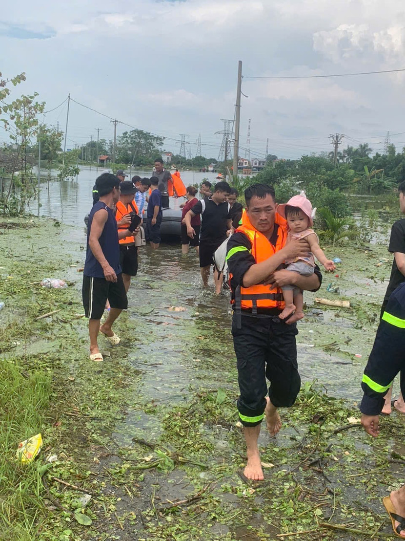 Hỗ trợ di tản các em nhỏ ra khỏi vùng ngập lụt một cách an toàn. Hỗ trợ di tản các em nhỏ ra khỏi vùng ngập lụt một cách an toàn.