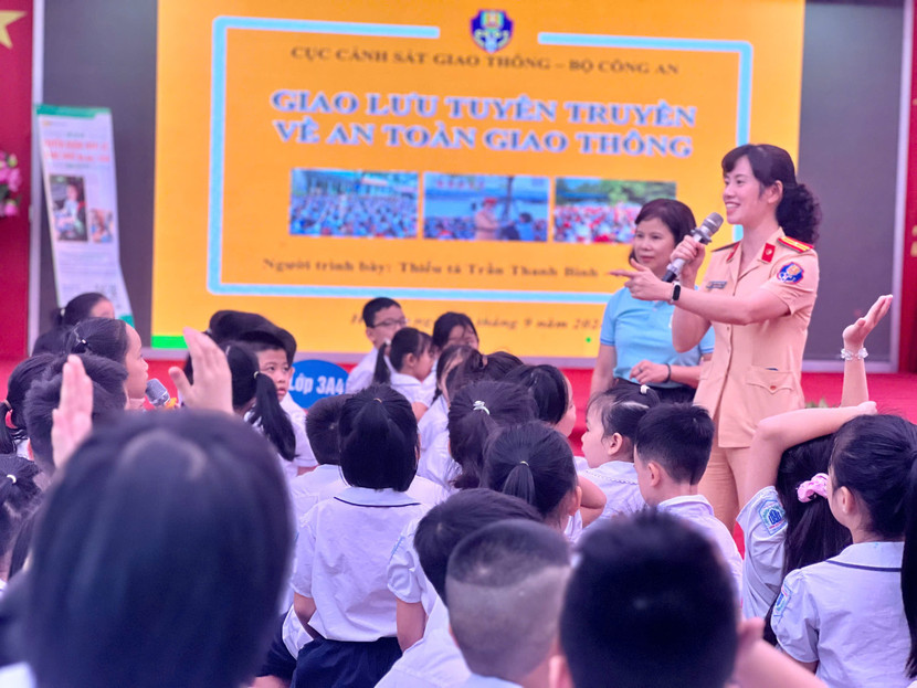 Cán bộ Cục Cảnh sát giao thông tuyên truyền, phổ biến, hướng dẫn Luật Giao thông đường bộ cho các em học sinh trường Tiểu học Nguyễn Bá Ngọc