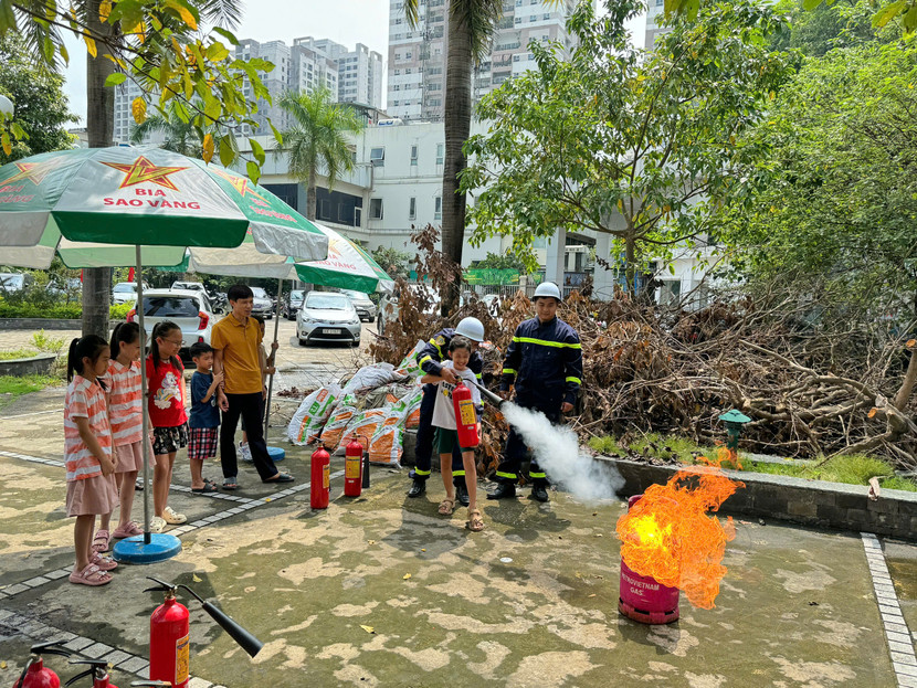 Con em CBCS Phòng Cảnh sát PCCC và CNCH tham gia trải nghiệm sử dụng bình chữa cháy
