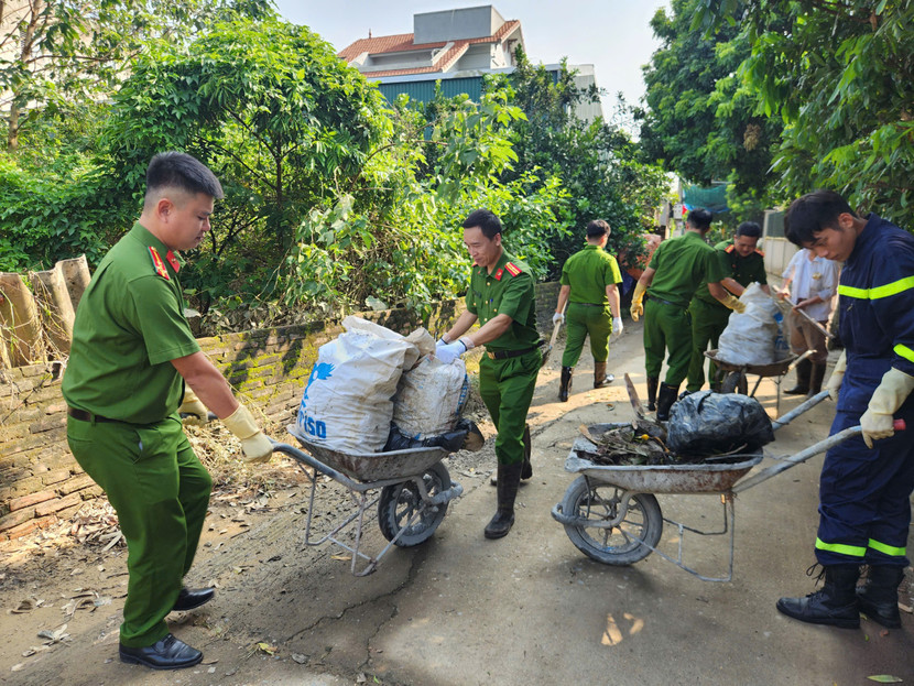 Công an quận Long Biên dọn dẹp vệ sinh môi trường tại phường Cự Khối Công an quận Long Biên dọn dẹp vệ sinh môi trường tại phường Cự Khối
