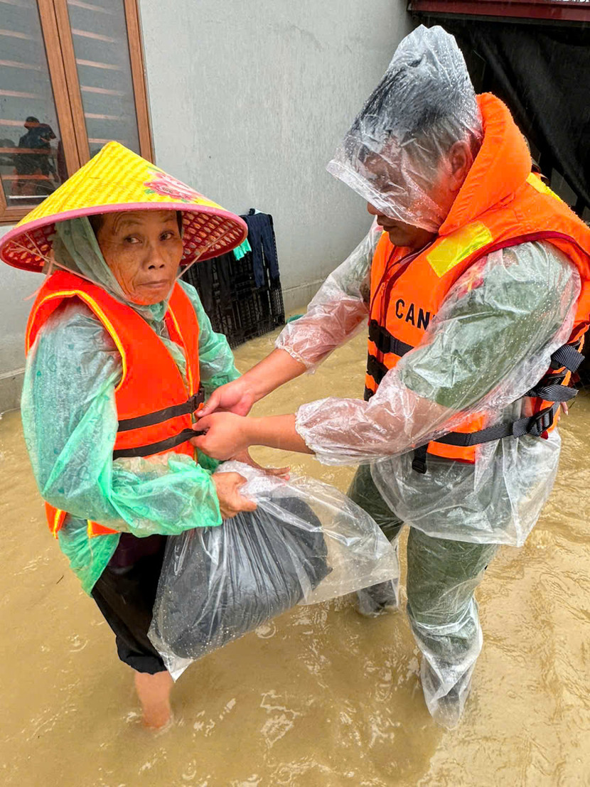 Công an huyện Sóc Sơn hỗ trợ đưa người già ra khỏi vùng nguy hiểm