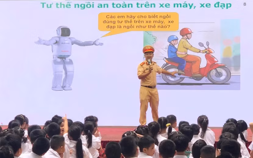 Hướng dẫn học sinh các kiến thức tham gia giao thông đường bộ