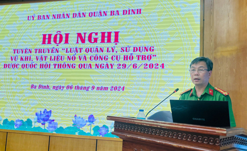 Thượng tá Hoàng Xuân Trường - Phó Trưởng Công an quận Ba Đình phát biểu tại buổi tuyên truyền