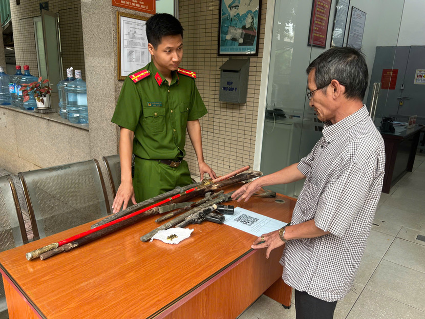 Ngoài vận động giao nộp, Công an phường Kim Mã tuyên truyền cả những nội dung mới của Luật Quản lý, sử dụng vũ khí, vật liệu nổ, công cụ hỗ trợ Ngoài vận động giao nộp, Công an phường Kim Mã tuyên truyền cả những nội dung mới của Luật Quản lý, sử dụng vũ khí, vật liệu nổ, công cụ hỗ trợ