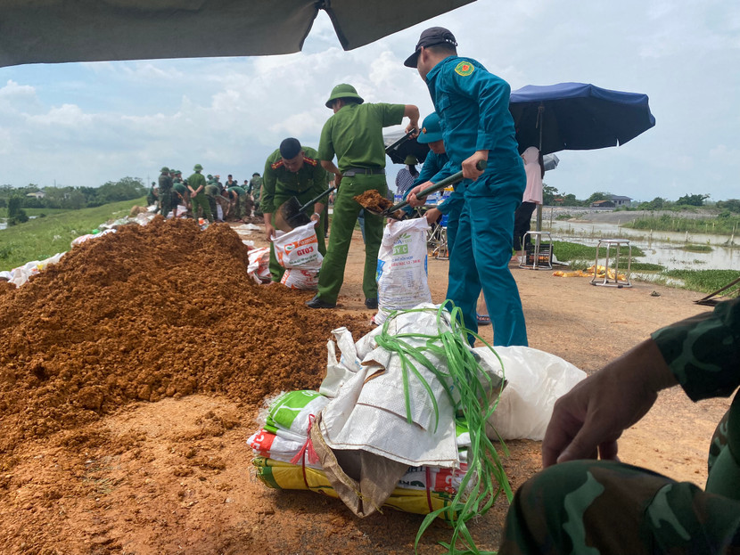 Lực lượng chức năng đắp đất, kè đê Lực lượng chức năng đắp đất, kè đê