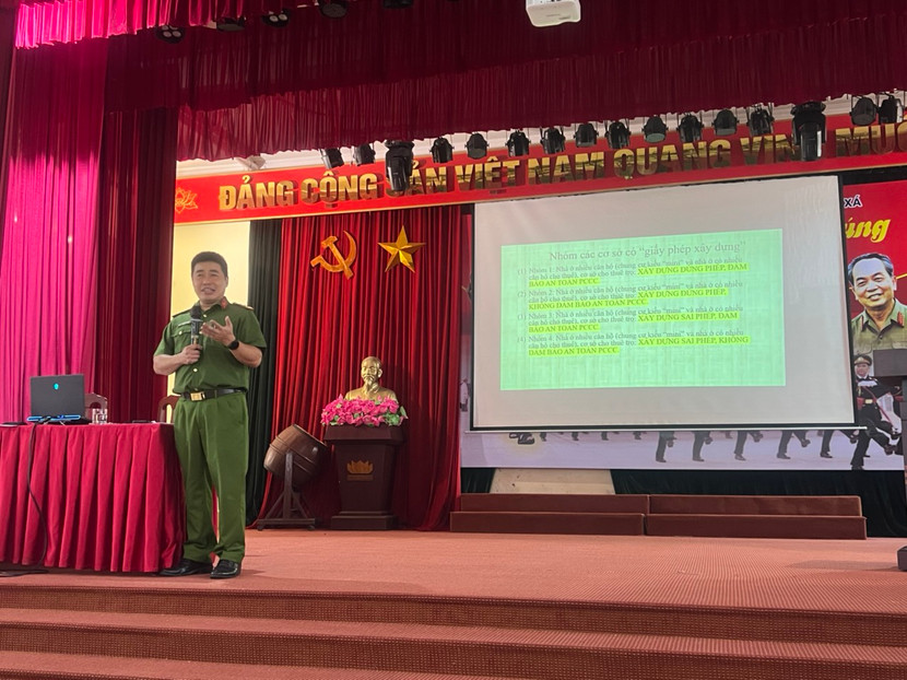 Cán bộ Công an quận Ba Đình hướng dẫn kỹ năng phòng cháy, chữa cháy Cán bộ Công an quận Ba Đình hướng dẫn kỹ năng phòng cháy, chữa cháy