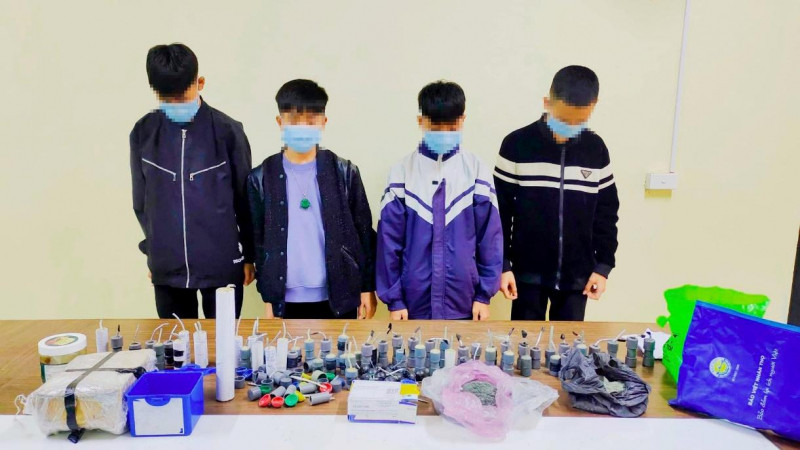 Nhóm học sinh ở Hà Tĩnh cùng tang vật chế tạo pháo bị phát hiện, ngăn chặn kịp thời