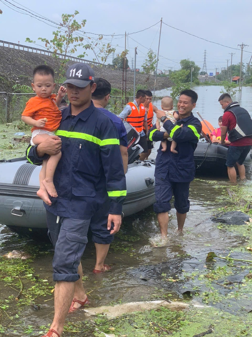 Nhiều em nhỏ trong vùng nguy hiểm đã được đưa đi sơ tán Nhiều em nhỏ trong vùng nguy hiểm đã được đưa đi sơ tán