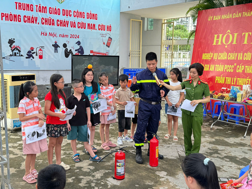 Các kỹ năng được các cán bộ PCCC và CNCH hướng dẫn người dân, học sinh tại Trung tâm giáo dục cộng đồng về PCCC và CNCH Các kỹ năng được các cán bộ PCCC và CNCH hướng dẫn người dân, học sinh tại Trung tâm giáo dục cộng đồng về PCCC và CNCH