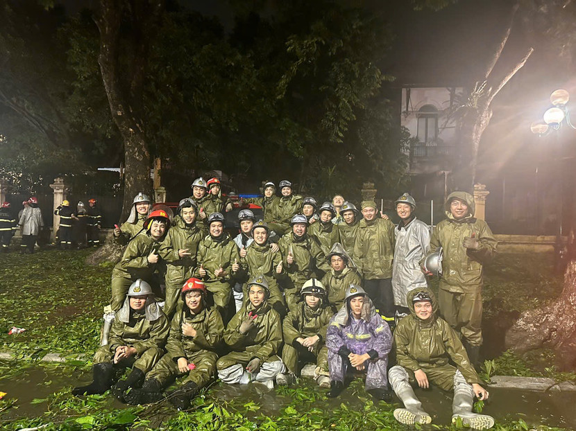 Nụ cười lạc quan của các chiến sỹ CAQ Ba Đình sau khi dọn cây đổ vào lúc 4h sáng trên địa bàn Nụ cười lạc quan của các chiến sỹ CAQ Ba Đình sau khi dọn cây đổ vào lúc 4h sáng trên địa bàn