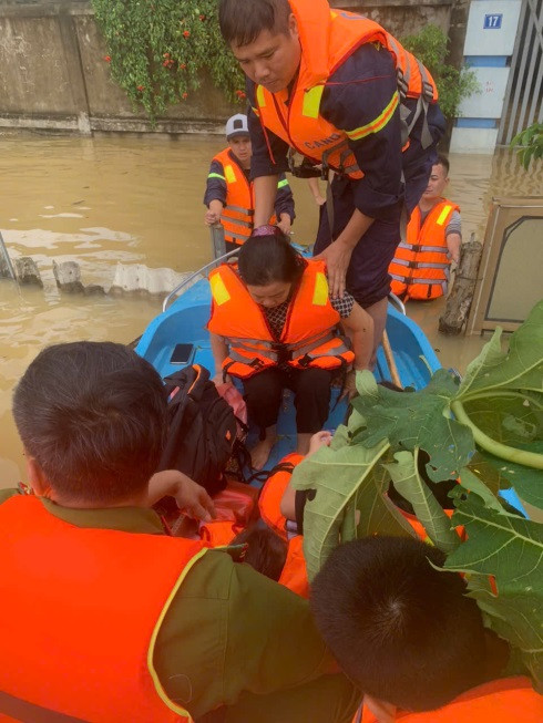 Xuồng CNCH được các chiến sỹ sử dụng tối đa để có thể di tản người dân một cách nhanh nhất ra khỏi khu vực ngập lụt. Xuồng CNCH được các chiến sỹ sử dụng tối đa để có thể di tản người dân một cách nhanh nhất ra khỏi khu vực ngập lụt.