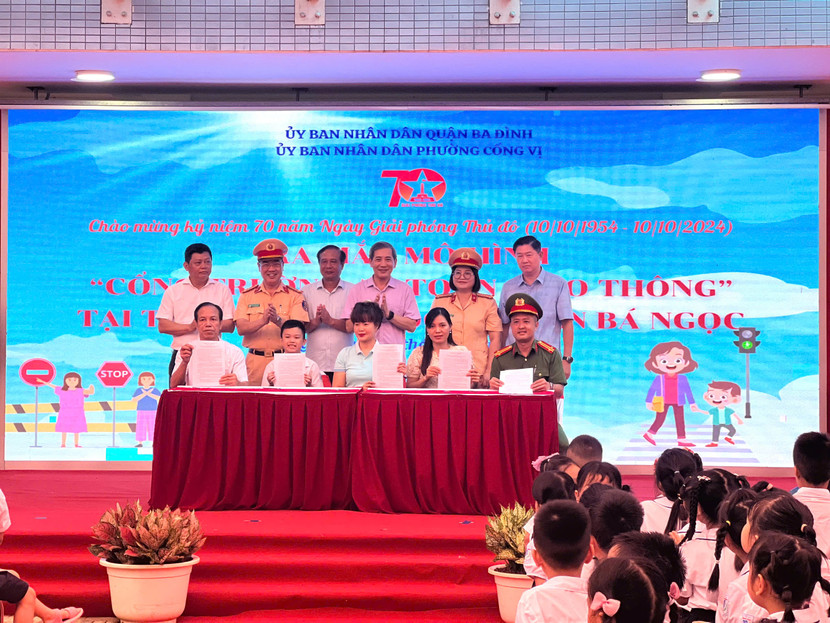 Các đơn vị tổ chức ký cam kết thực hiện mô hình “Cổng trường học an toàn giao thông”.