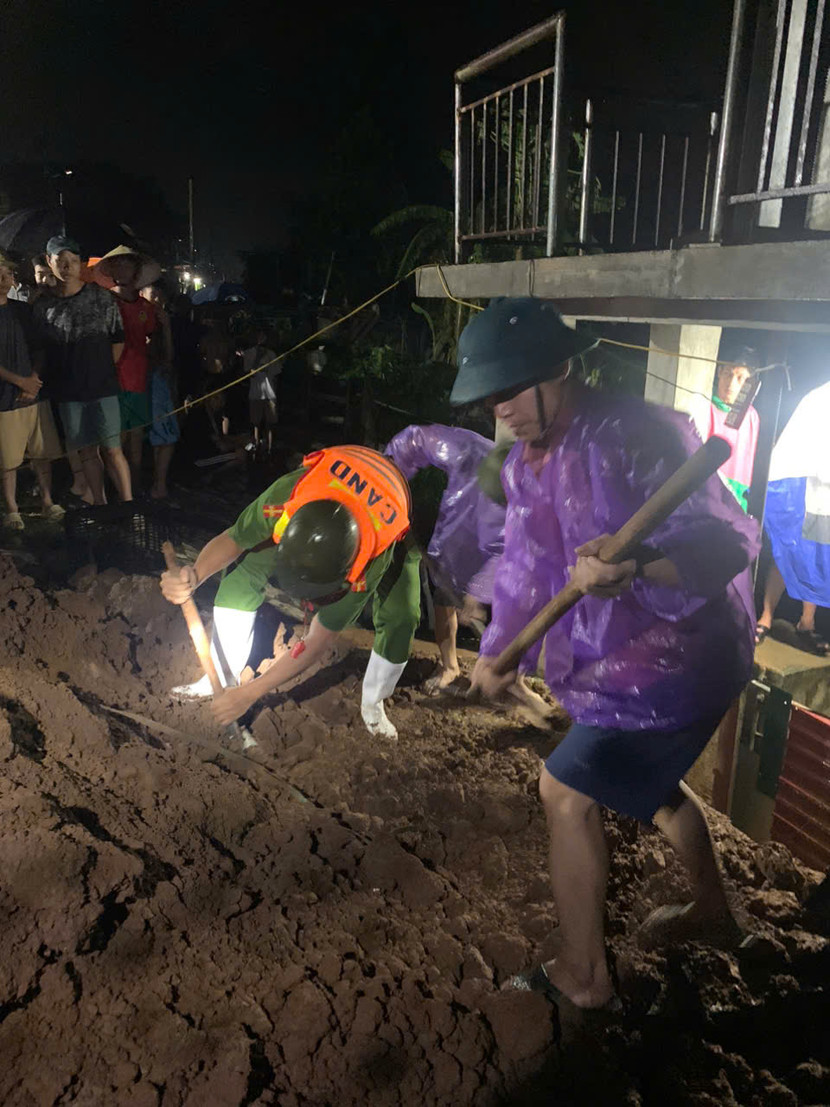 Công an xã Xuân Thu, huyện Sóc Sơn cùng nhân dân đào đất, đắp cống xuyên đêm 10-9