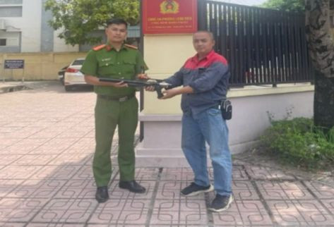 Người dân đến giao nộp vũ khí tại Công an phường Long Biên