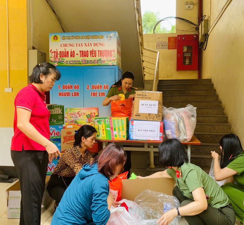 Các cán bộ chiến sỹ CAQ Hoàng Mai chuẩn bị đồ dùng thiết yếu trao tặng người dân bị ảnh hưởng bởi lũ lụt vừa qua Các cán bộ chiến sỹ CAQ Hoàng Mai chuẩn bị đồ dùng thiết yếu trao tặng người dân bị ảnh hưởng bởi lũ lụt vừa qua