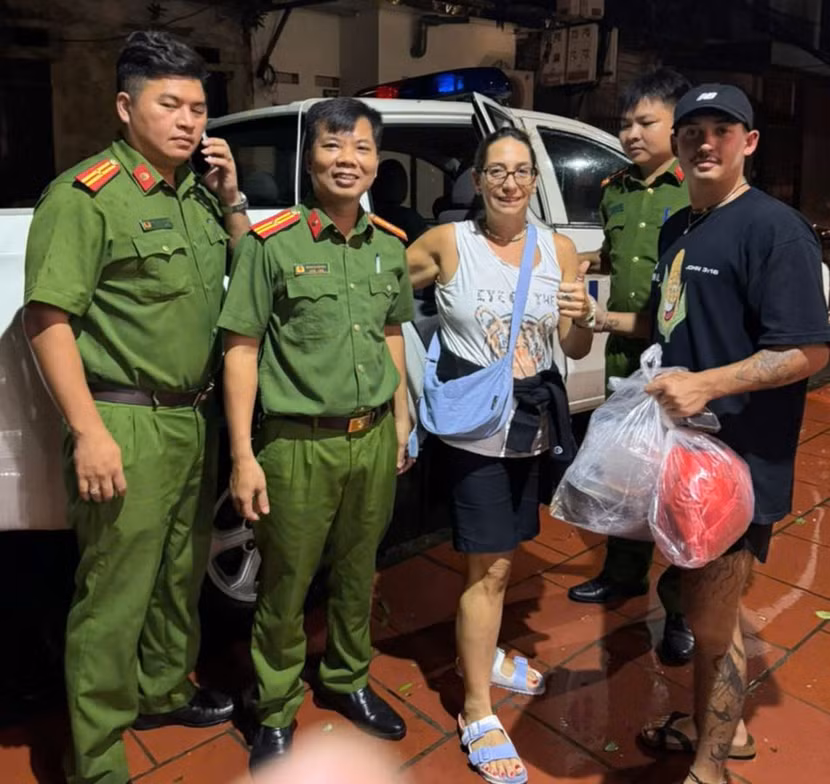 Hai người Israel được CAP Phúc Xá dùng xe chuyên dụng đưa về khách sạn