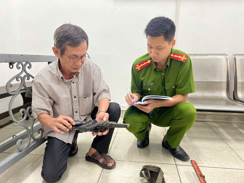 Nhờ tuyên truyền tốt, người dân tự giác đến giao nộp vũ khí tại Công an phường Kim Mã Nhờ tuyên truyền tốt, người dân tự giác đến giao nộp vũ khí tại Công an phường Kim Mã