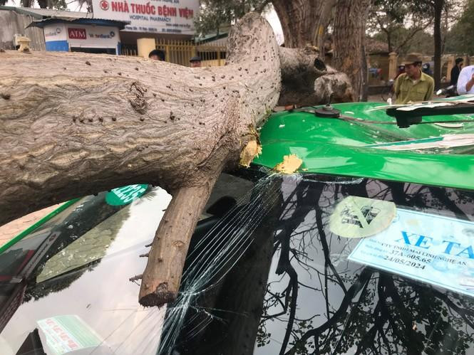 Chiếc xe taxi hư hỏng nặng sau tai nạn hi hữu