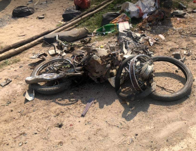 Chiếc xe máy của bà K. bị cán nát sau vụ va chạm