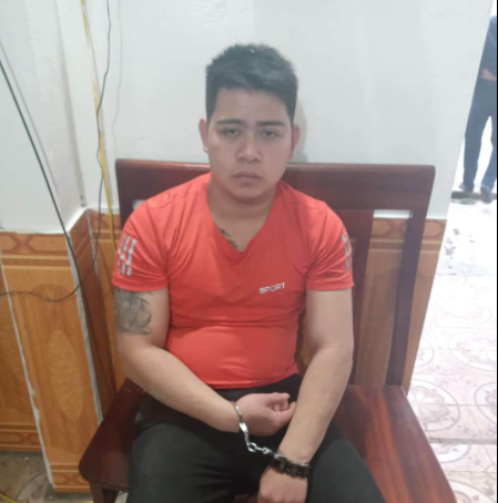 Sau khi gây ra sự việc, Mạnh vờ là người đi đường để hỏi thăm tình hình sức khỏe của cô gái