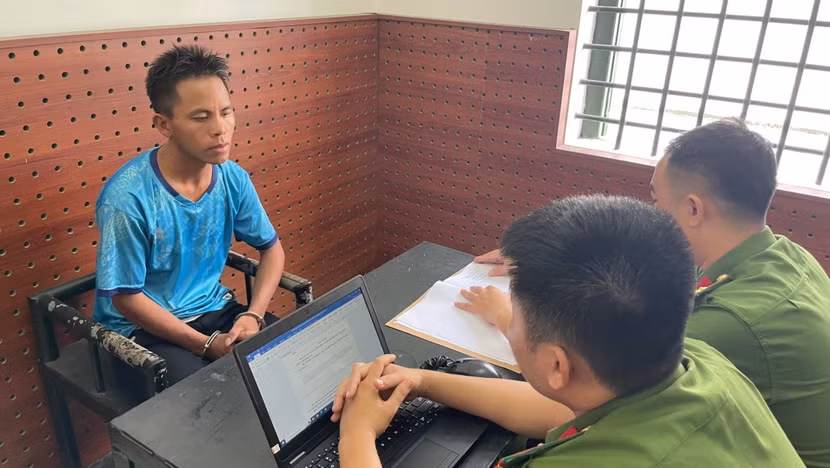 Xồng Bá Ờ tại cơ quan công an
