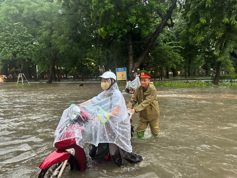 Giúp đỡ người dân, phương tiện di chuyển qua khu vực ngập sâu Giúp đỡ người dân, phương tiện di chuyển qua khu vực ngập sâu