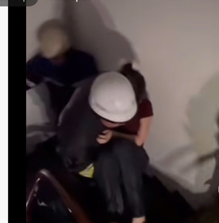 Sau đó, cô gái bị mắc kẹt được đưa ra ngoài an toàn Sau đó, cô gái bị mắc kẹt được đưa ra ngoài an toàn