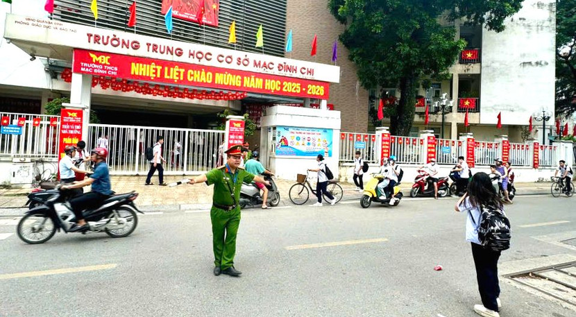 Công an phường Ba Đình triển khai phân luồng tại cổng trường THCS Mạc Đĩnh Chi Công an phường Ba Đình triển khai phân luồng tại cổng trường THCS Mạc Đĩnh Chi