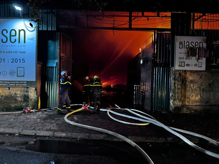 Lực lượng Cảnh sát PCCC&CNCH tiếp cận bên trong đám cháy Lực lượng Cảnh sát PCCC&CNCH tiếp cận bên trong đám cháy