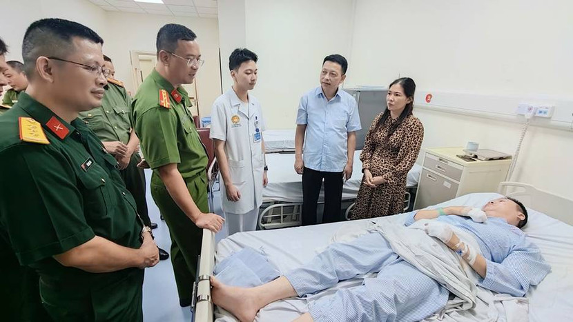 Công an Hà Nội thăm, động viên chiến sỹ cứu hỏa bị thương khi làm nhiệm vụ ảnh 4 Công an Hà Nội thăm, động viên chiến sỹ cứu hỏa bị thương khi làm nhiệm vụ ảnh 4