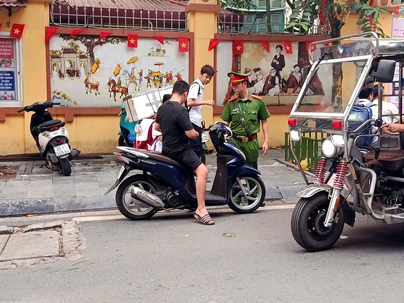 Thực tế còn nhiều phụ huynh vi phạm TTATGT Thực tế còn nhiều phụ huynh vi phạm TTATGT