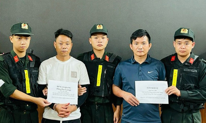 Hai đối tượng Deng Fuqiang (áo trắng) và Tẩn Seo Lụ (áo đen) tại cơ quan công an