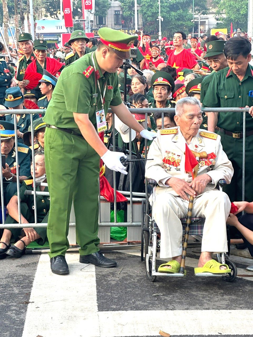Đại úy Nguyễn Nguyễn Tiến Quang, Phó Trưởng Công an phường Ba Đình giúp một cựu chiến binh vào khu vực chỗ ngồi ưu tiên đón xem lễ diễu binh, diễu hành A80 Đại úy Nguyễn Nguyễn Tiến Quang, Phó Trưởng Công an phường Ba Đình giúp một cựu chiến binh vào khu vực chỗ ngồi ưu tiên đón xem lễ diễu binh, diễu hành A80