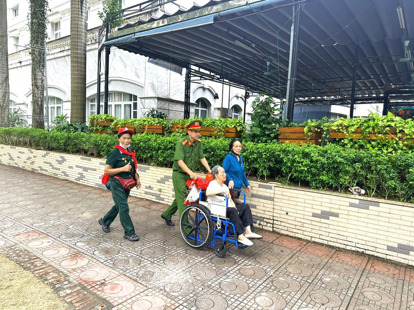 Trung tá Trần Văn Cường, Trưởng CAP Ba Đình hỗ trợ đưa một cụ bà 101 tuổi vào khu vực chỗ ngồi ưu tiên xem diễu binh Trung tá Trần Văn Cường, Trưởng CAP Ba Đình hỗ trợ đưa một cụ bà 101 tuổi vào khu vực chỗ ngồi ưu tiên xem diễu binh
