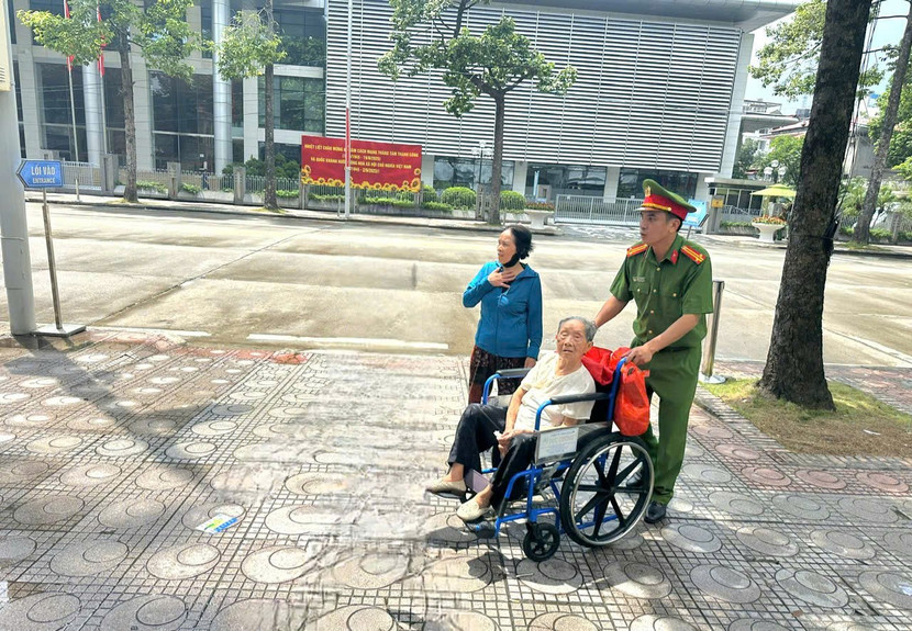 Với Trung tá Trần Văn Cường và đồng đội, phần thưởng lớn nhất không nằm ở những lời khen ngợi hay tấm bằng khen, mà ở sự bình yên của nhân dân Với Trung tá Trần Văn Cường và đồng đội, phần thưởng lớn nhất không nằm ở những lời khen ngợi hay tấm bằng khen, mà ở sự bình yên của nhân dân