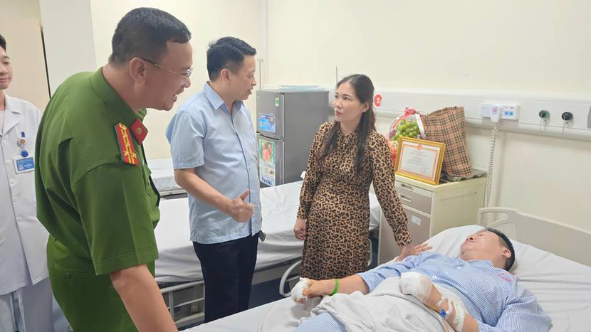 Công an Hà Nội thăm, động viên chiến sỹ cứu hỏa bị thương khi làm nhiệm vụ ảnh 1 Công an Hà Nội thăm, động viên chiến sỹ cứu hỏa bị thương khi làm nhiệm vụ ảnh 1