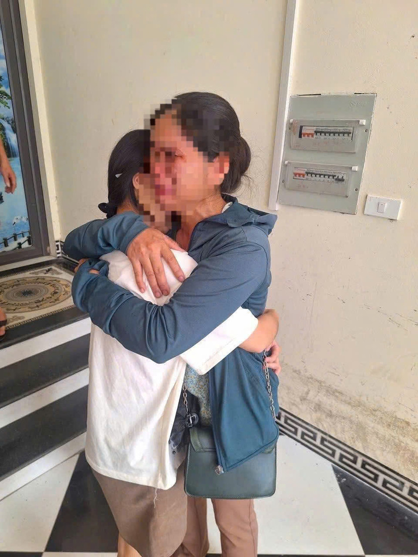 Chị H nghẹn ngào khóc ngất sau khi con gái được giải cứu thành công