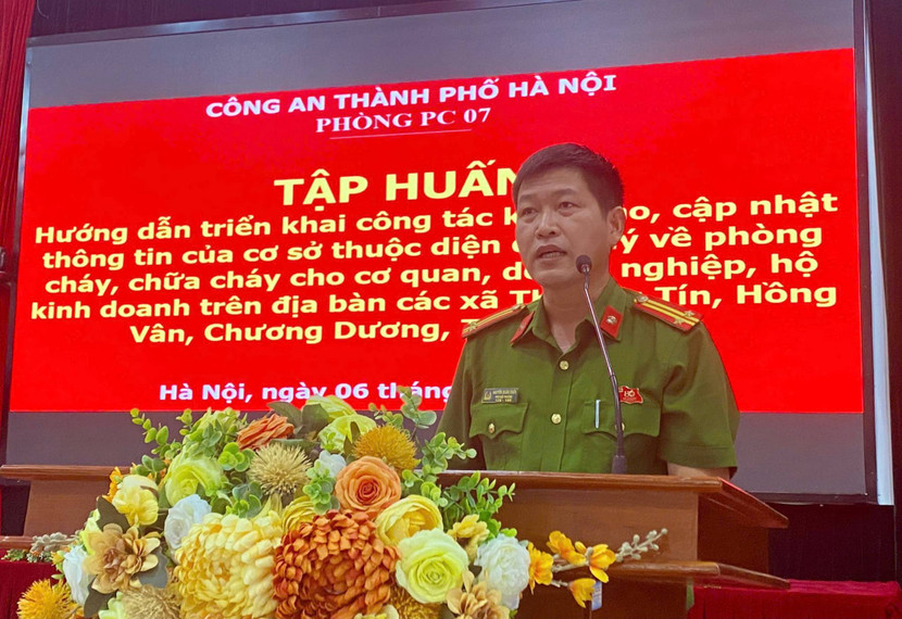 Trung tá Nguyễn Xuân Chiến - Phó đội trưởng Đội CC&amp;CNCH khu vực số 32 phát biểu tại Hội nghị tập huấn