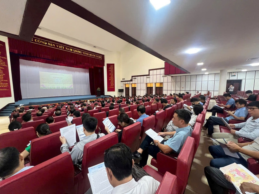 Đại diện cơ quan, đơn vị, doanh nghiệp, người đứng đầu cơ sở, chủ hộ kinh doanh tham gia buổi tập huấn Đại diện cơ quan, đơn vị, doanh nghiệp, người đứng đầu cơ sở, chủ hộ kinh doanh tham gia buổi tập huấn