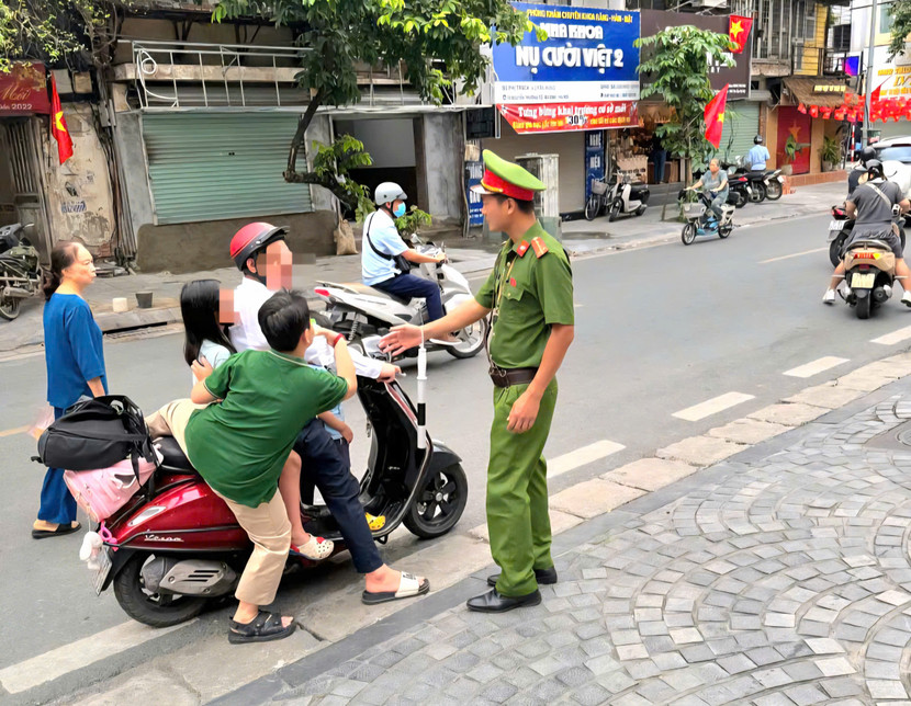Công an phường Ba Đình nhắc nhở phụ huynh để con em không đội mũ bảo hiểm Công an phường Ba Đình nhắc nhở phụ huynh để con em không đội mũ bảo hiểm