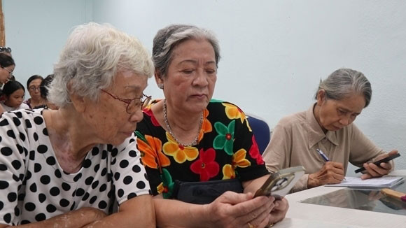 Người cao tuổi tham gia lớp học sử dụng mạng xã hội để tránh bị lừa đảo (ảnh minh họa) Người cao tuổi tham gia lớp học sử dụng mạng xã hội để tránh bị lừa đảo (ảnh minh họa)