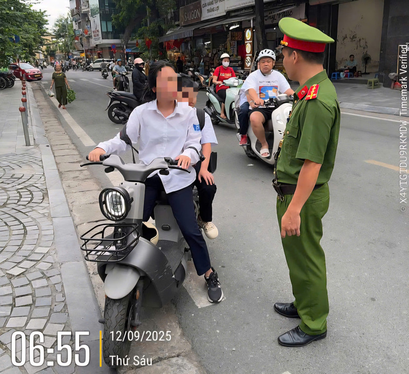 Nhắc nhở học sinh vi phạm không đội mũ bảo hiểm Nhắc nhở học sinh vi phạm không đội mũ bảo hiểm