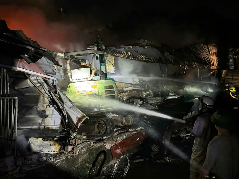 Xe máy xúc được huy động để phối hợp chữa cháy Xe máy xúc được huy động để phối hợp chữa cháy