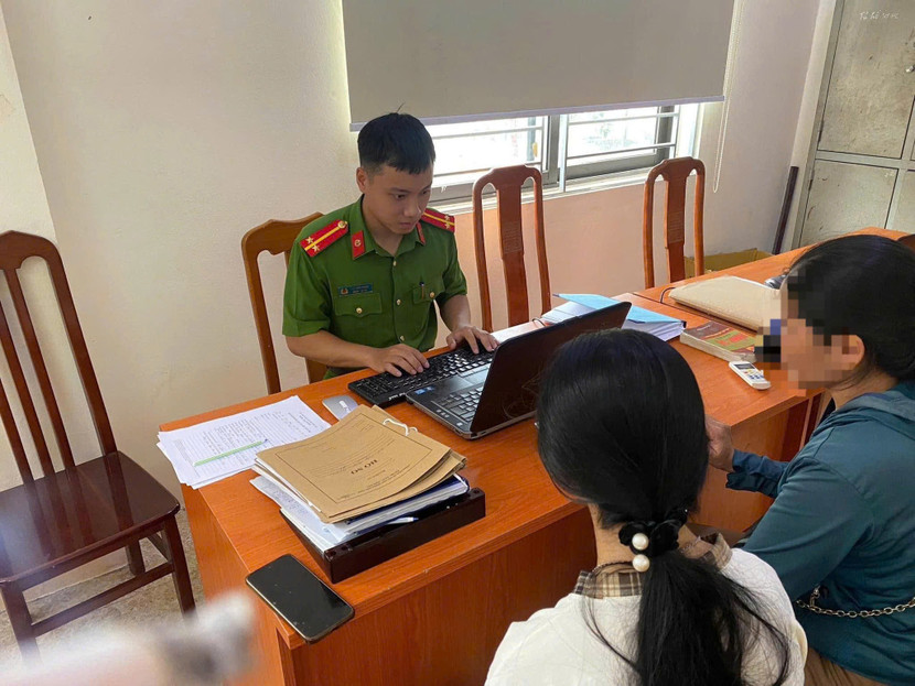 Hai mẹ con chị H sau khi cháu N.A được giải cứu