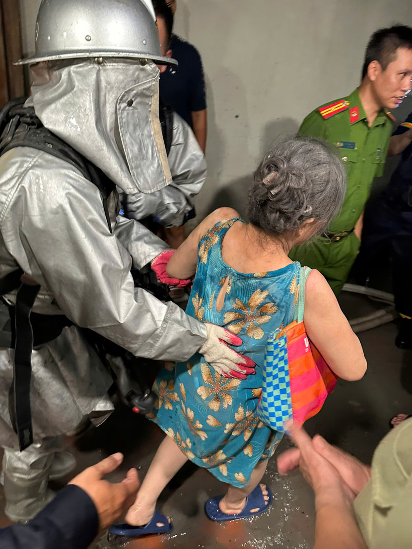 Hướng dẫn chủ nhà ra khỏi đám cháy