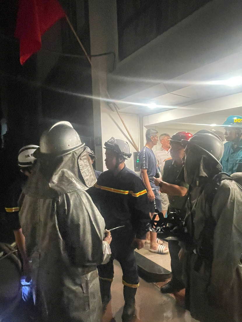 Cảnh sát PCCC nhanh chóng triển khai chữa cháy, cứu người